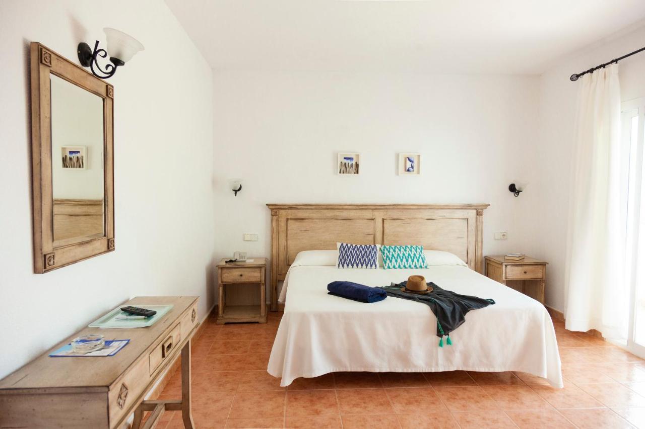 Hotel Roca Plana Es Pujols Exterior photo